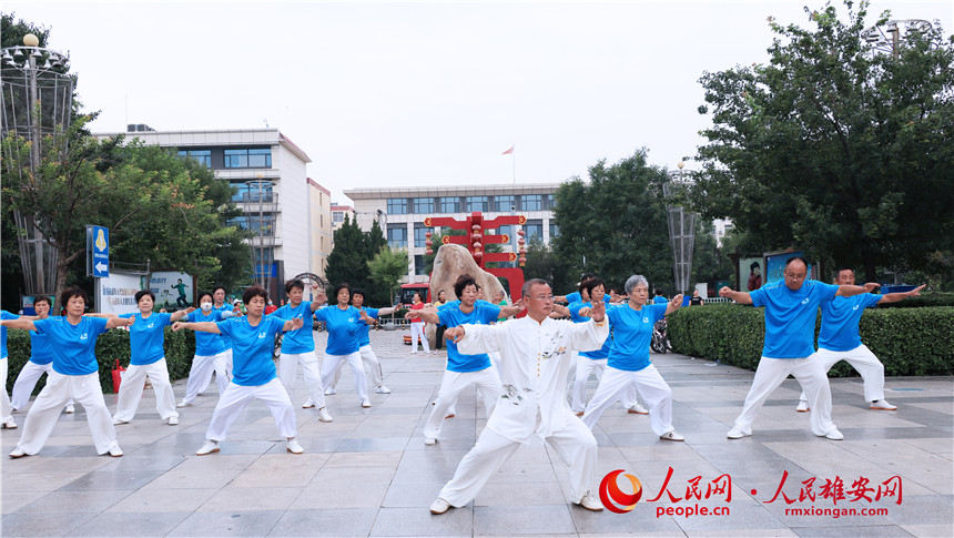 容城群眾在小區(qū)旁廣場(chǎng)打太極拳。齊鑫攝