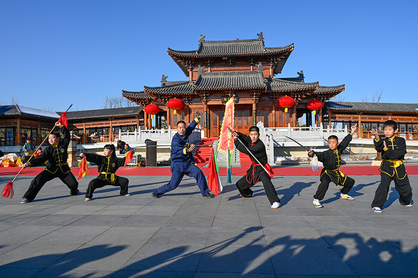 “雄安歲節(jié)，國(guó)風(fēng)悅?cè)荨睗h服園游會(huì)活動(dòng)的武術(shù)表演。胡忠攝